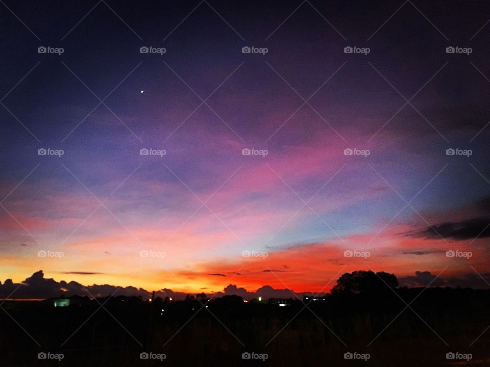 Como o dia está ainda escuro, compartilhando um céu iluminado para que nosso descanso seja mais prazeroso!
☀️
#paisagem #landscapes #sol #céu #Jundiaí #Brasil #prédios #amanhecer #nuvens #silhueta 