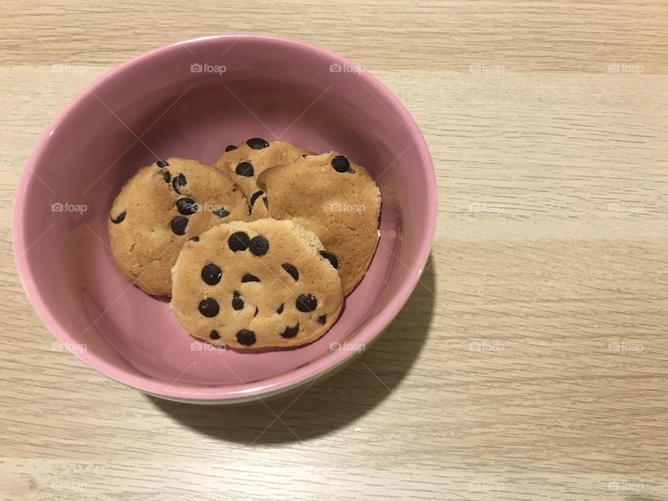 Chocolate chip cookies in a pink bowl