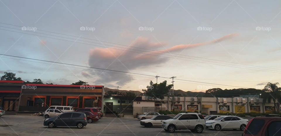 a large guitar-shaped cloud forms in the sky of Maracay, beautiful and spectacular