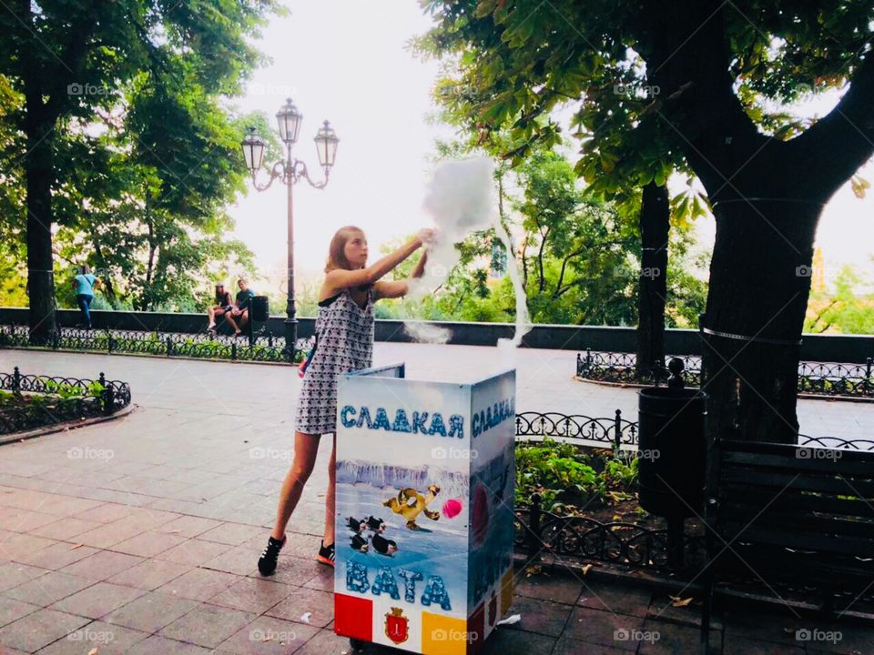 Кто любит сладкую вату? Это вкус детства на Приморском бульваре в Одессе. Изящная девушка словно в танце делает сладкую вату💃