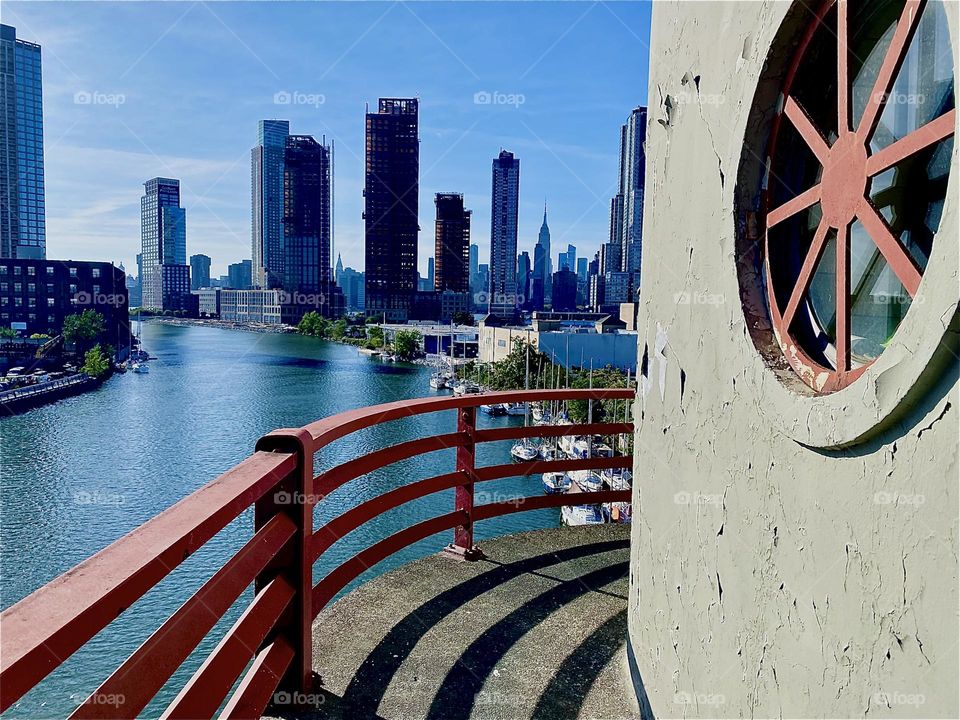 This is „Newtown Creek“ seen from the „Pulaski Bridge“ in LIC, Queens on a bright sunshiny Indian summer day in early October 2023. in the furthest distance you can see „Manhattan“. Hypnotic Productions