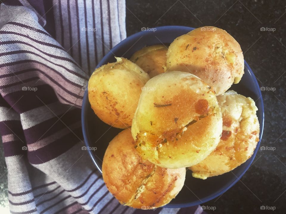 Bread stuffed with garlic and cheese sauce