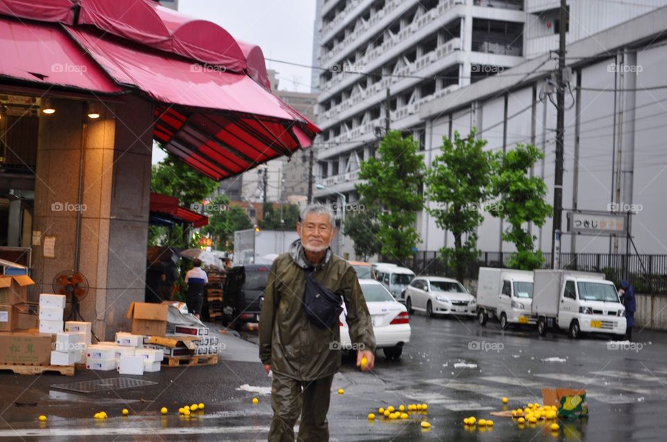 Man picks lemon from street