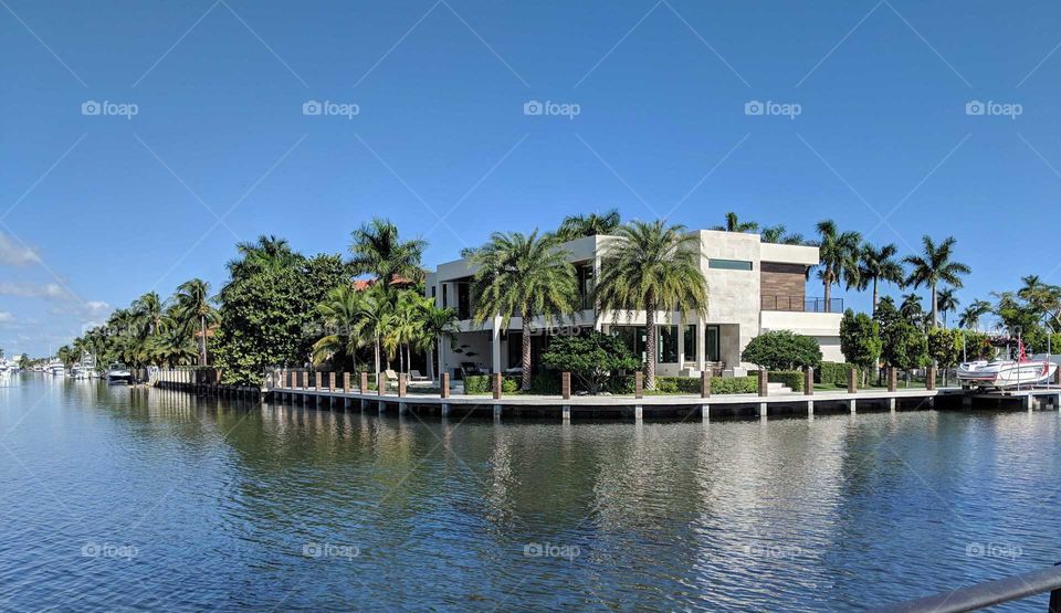 Little island in Fort Lauderdale. Venice of the U.S. Sunny days and palm trees. Nature and architecture.
