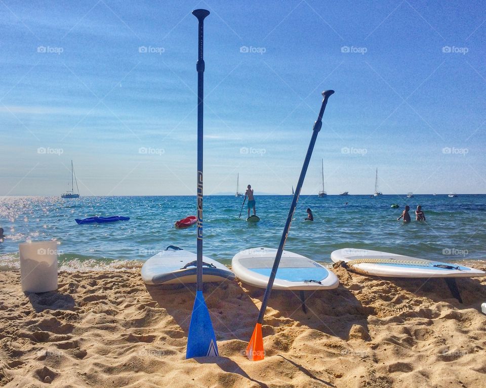Surf table and paddle on the seashore 