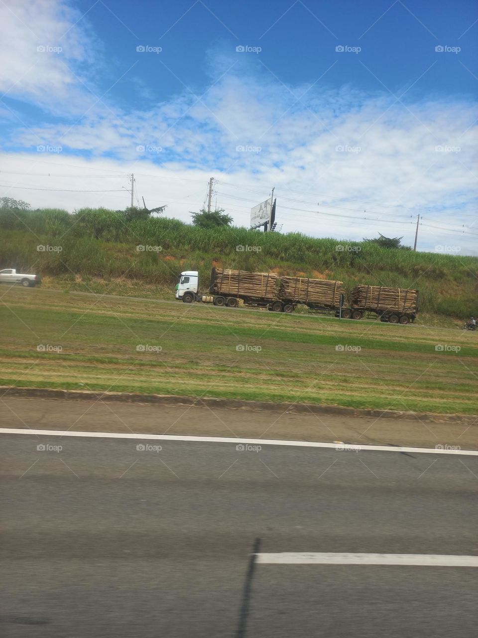 Rodovias, são vias de trânsito terrestres com o objetivo de permitir o deslocamento  de veículos em áreas interurbanas  ou seja fora do perímetro  das cidades