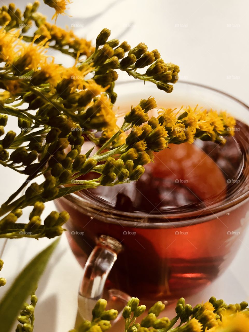 Горячая чашка чая осенью