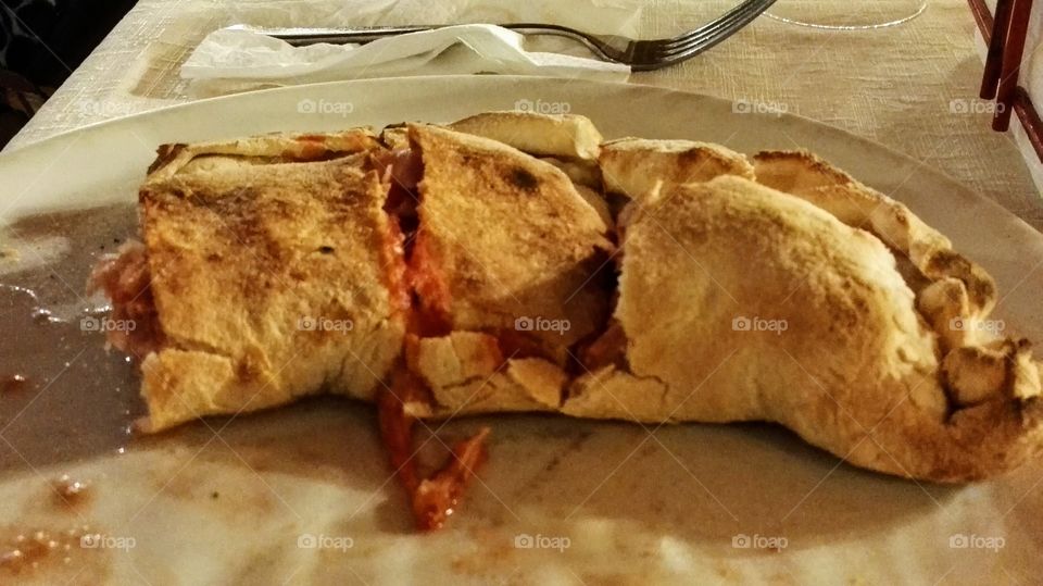 Calzone con mozzarella e prosciutto