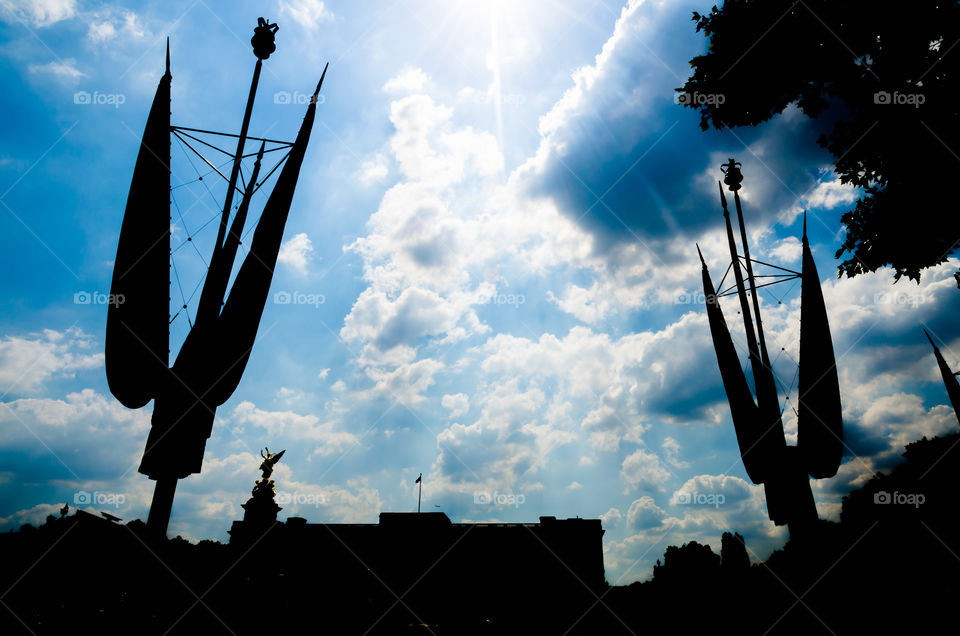 Silhouettes of Buckingham Palace in summer
