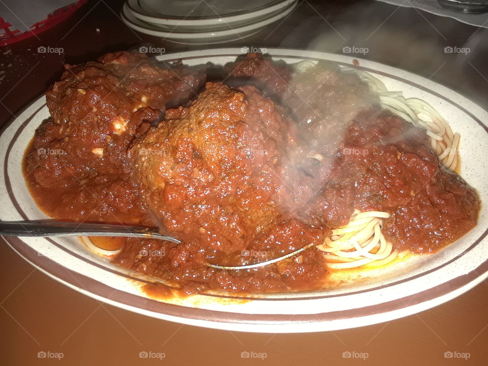 spaghetti and a huge meatb8