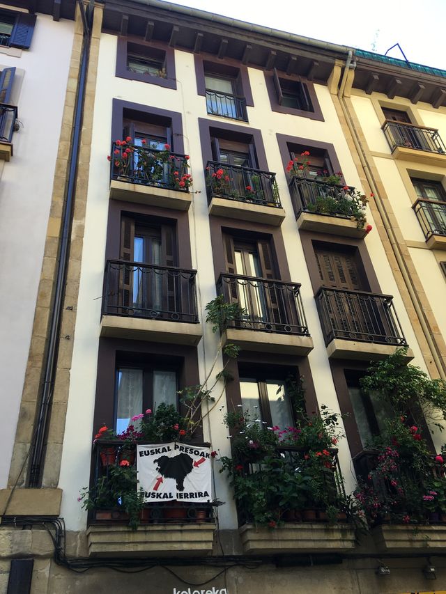 A building with many windows of old architecture 