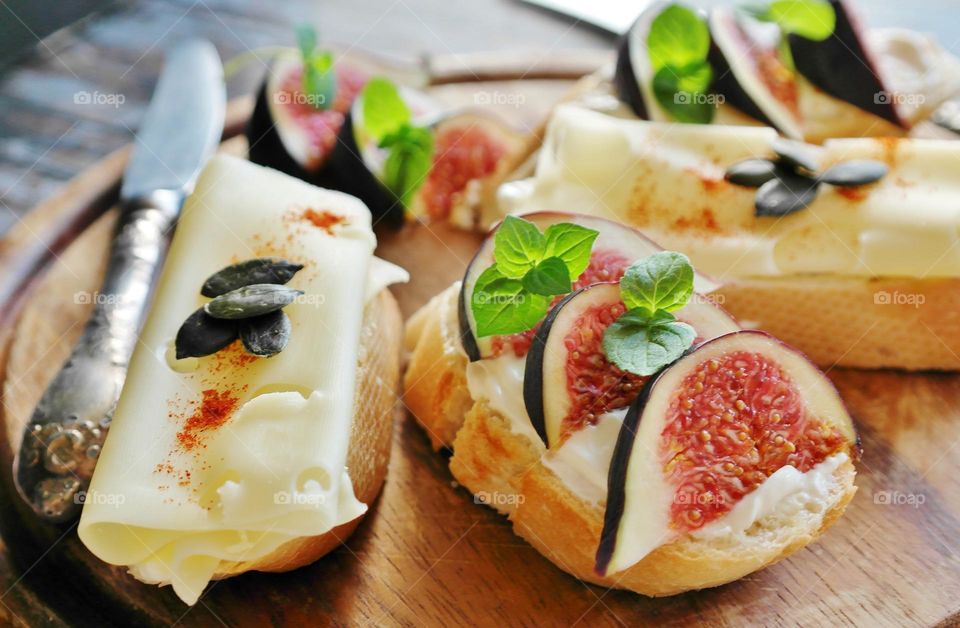 Bread with figs