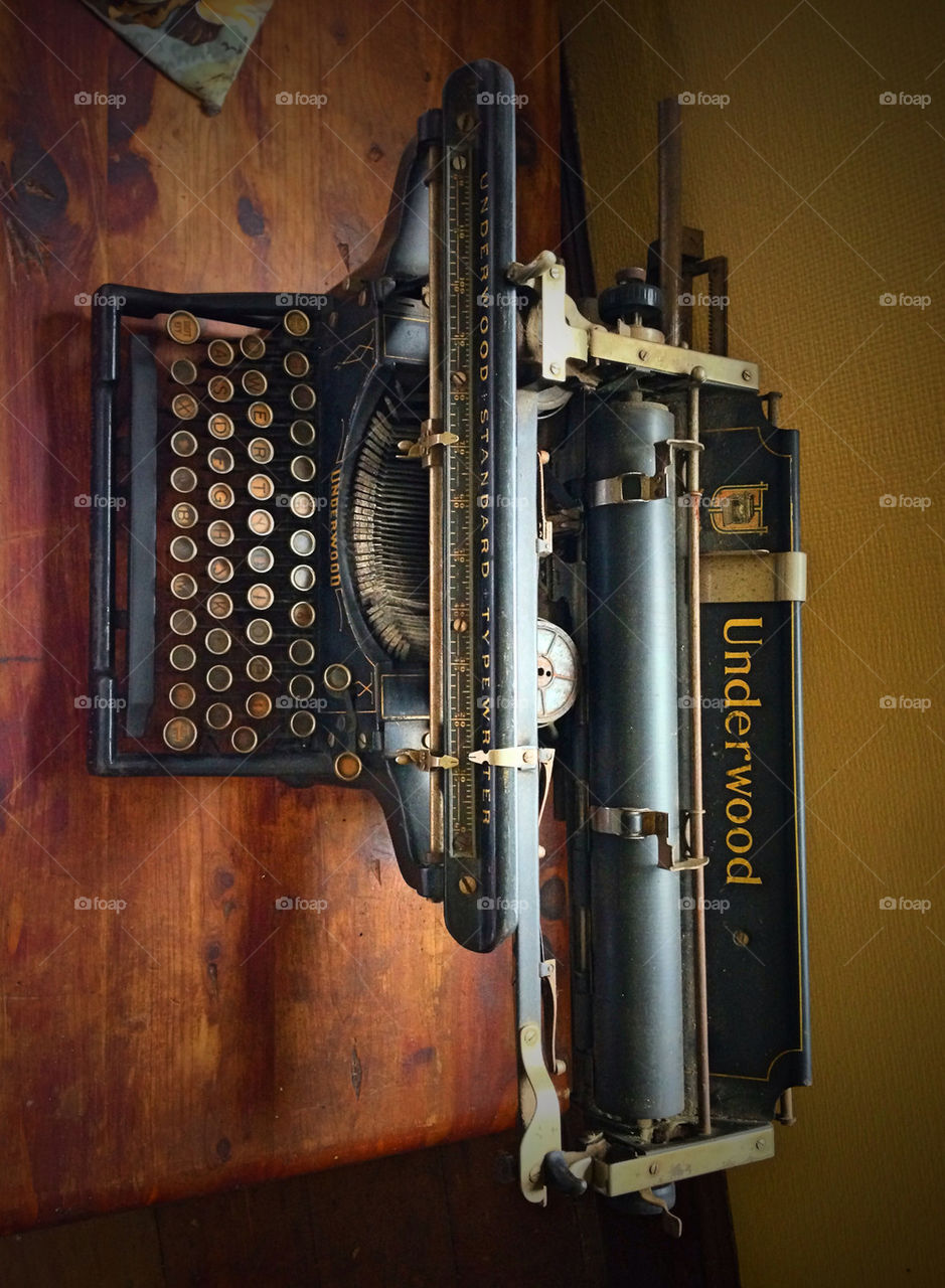 UNDERWOOD TYPEWRITER