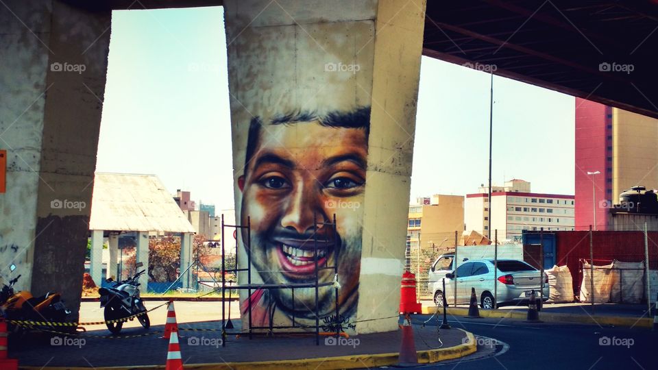 Arte moderna em grafite. Monumento de concreto, colunas do viaduto. Desenho surrealista.