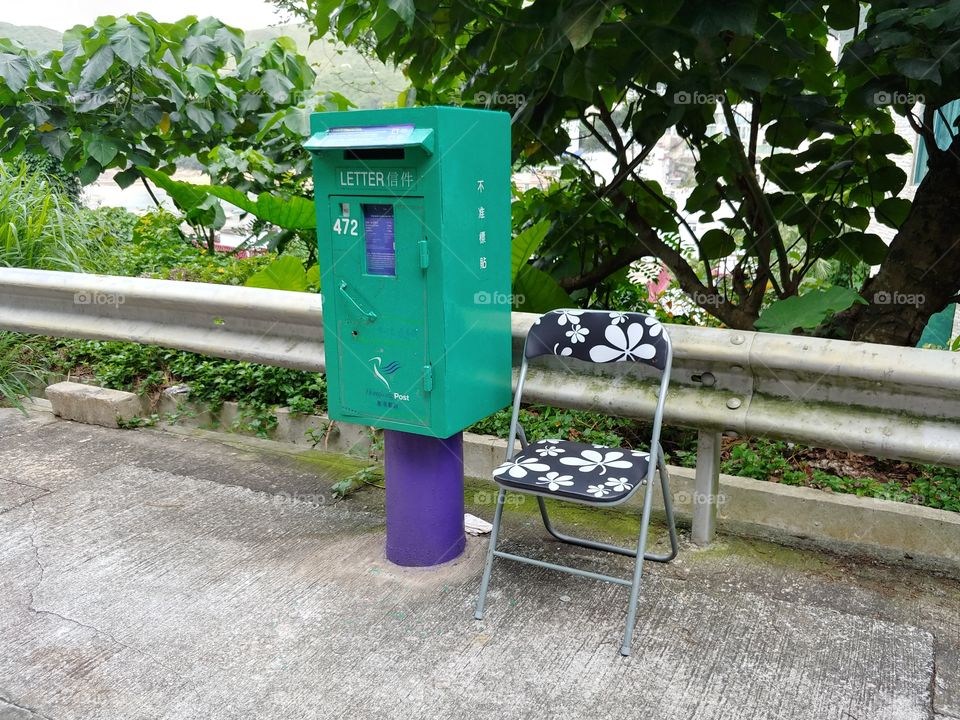 chair to wait postman