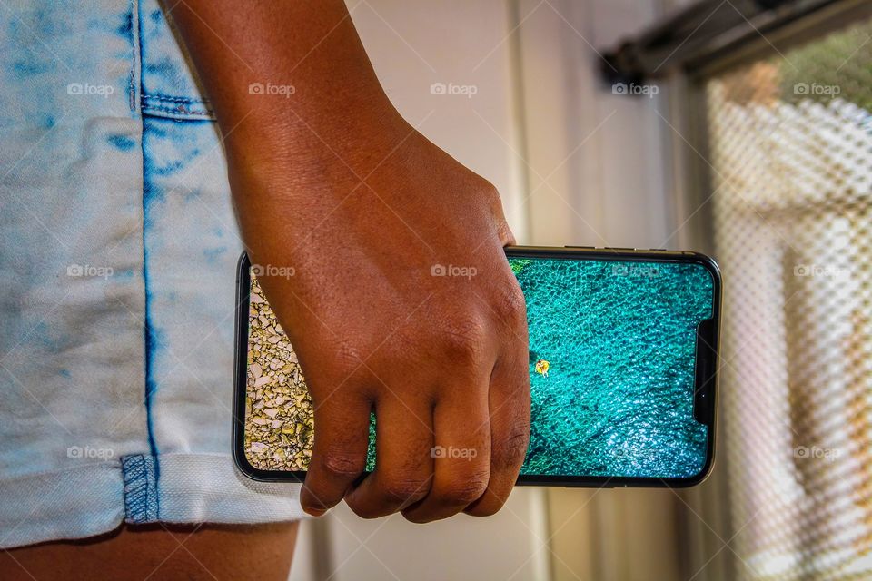 iPhone XS MAX in hand being carried. Massively beautiful screen.