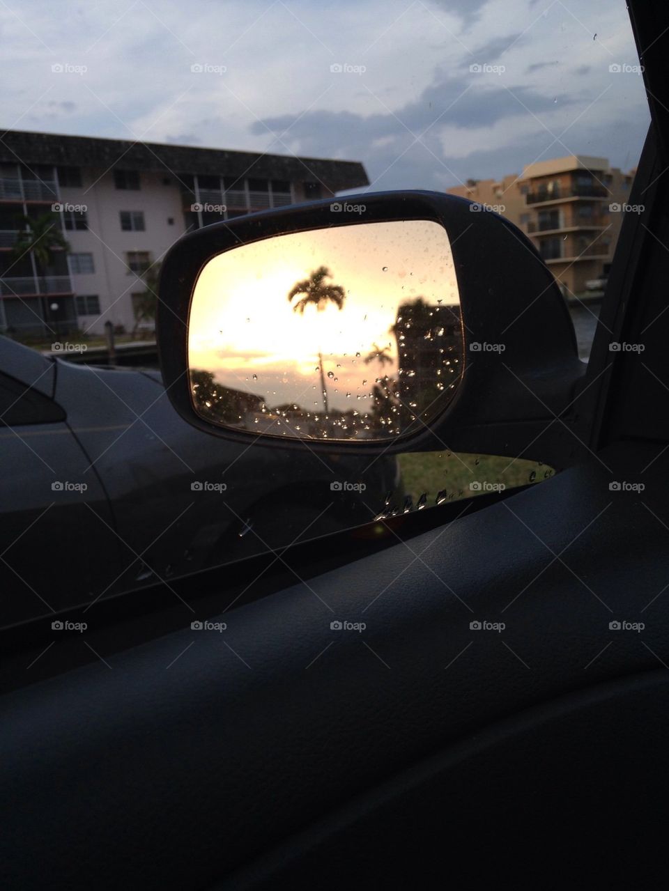 Sun and rain on the side mirror