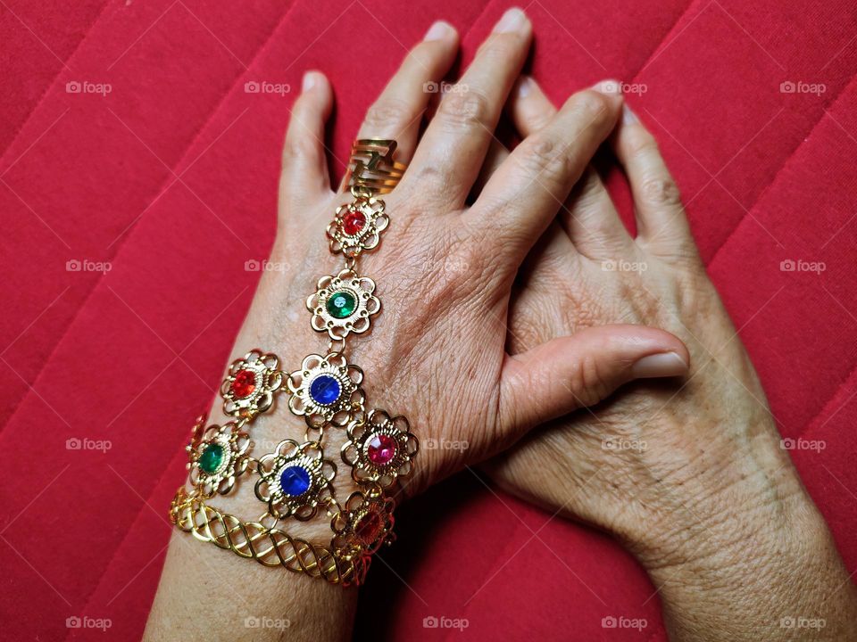 The colored stones give a special charm to the hands, my favorites are always very colorful