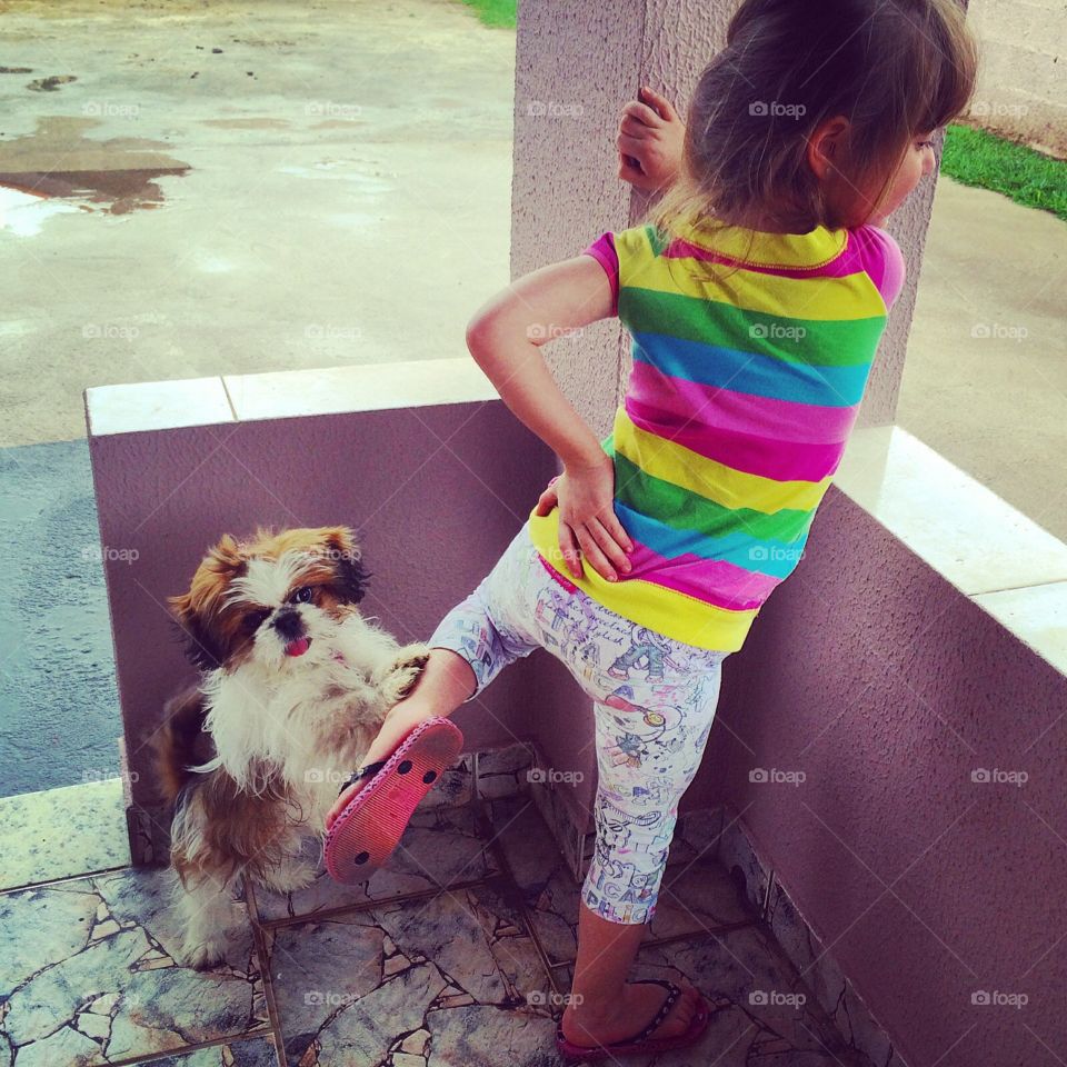 Fazendo alongamento bem acompanhado da cachorrinha Pepita. Amizade da filha com a animalzinha de estimação. 