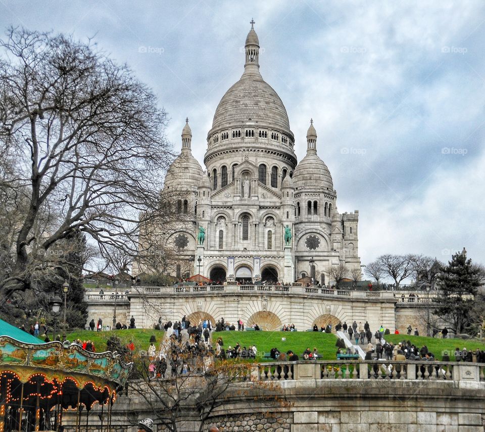The Sacré Coeur basilique is famous in all the world for its whiteness! 🌣
This church is built by limestone that has the characteristic of not holding dust and smog, so after every rain the Sacré Cœur is even more shining.