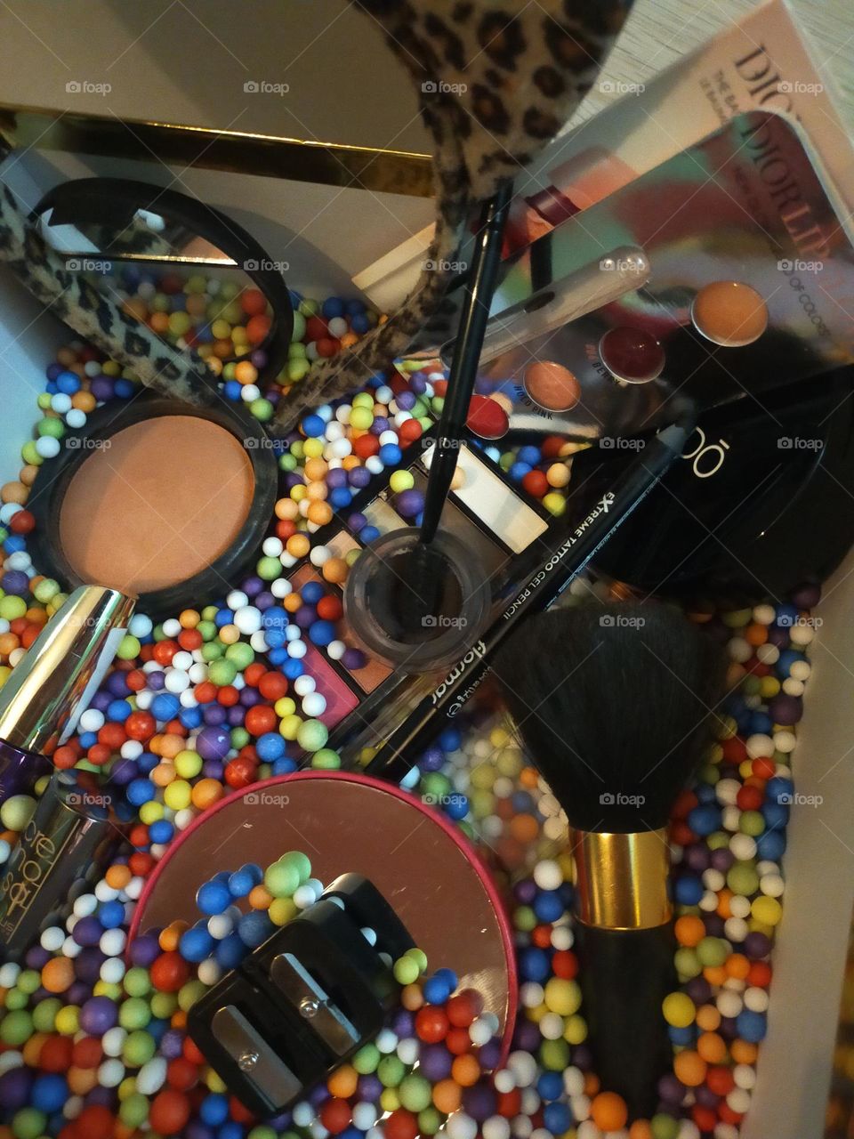 pinturas colorete, brocha, espero, bases,rímel,un poco de color