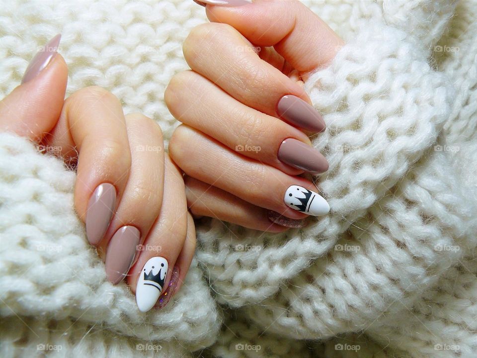 Winter nails / weaved pullover /hands with manicure / long nails with a design and a cozy pullover