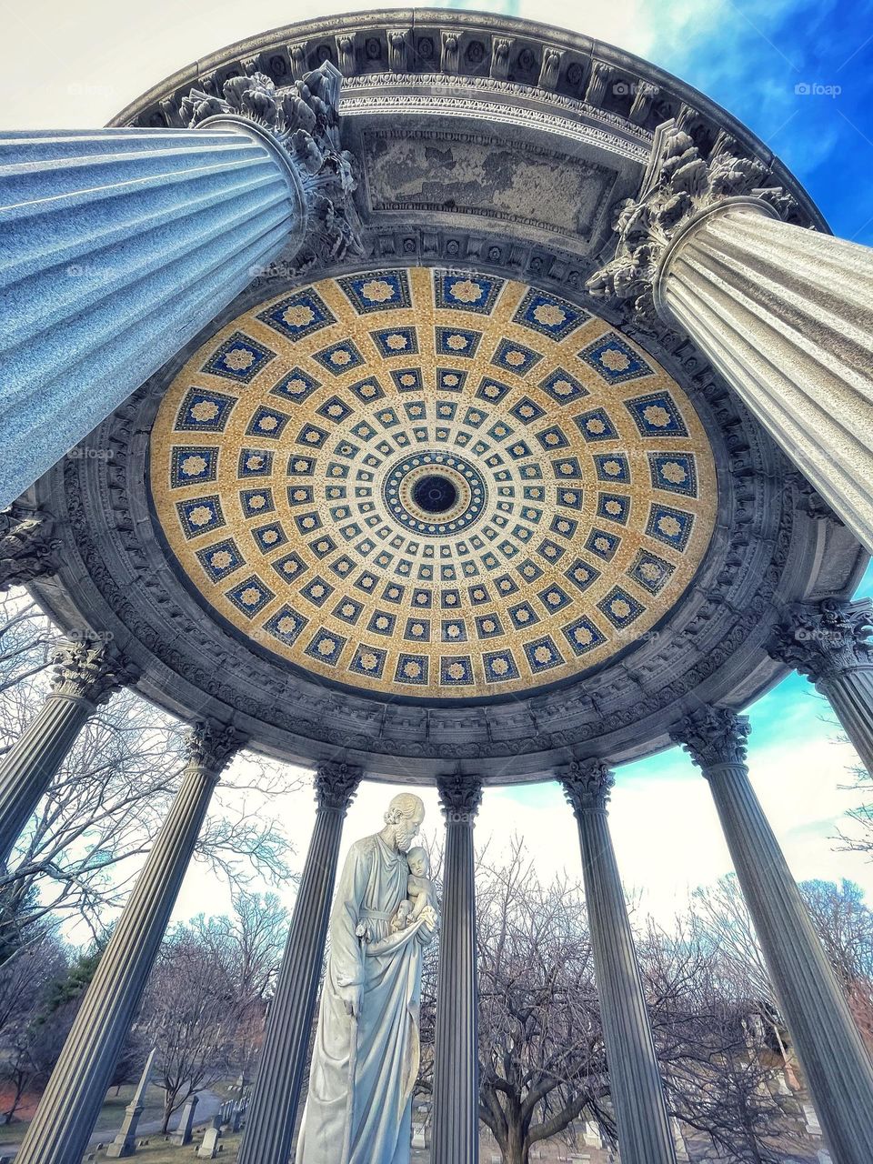 Concentric circles on the ceiling 