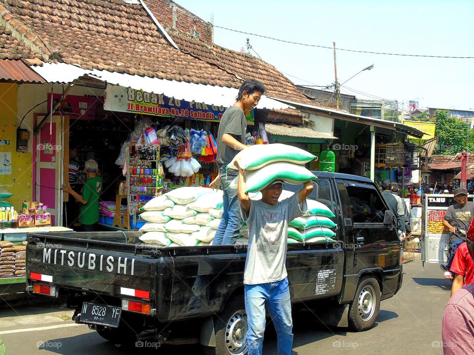 Kerja keras untuk mencari rezeki untuk dirinya & keluarganya

Aktivitas Pasar Burung Splendid di Malang, Jawa Timur.