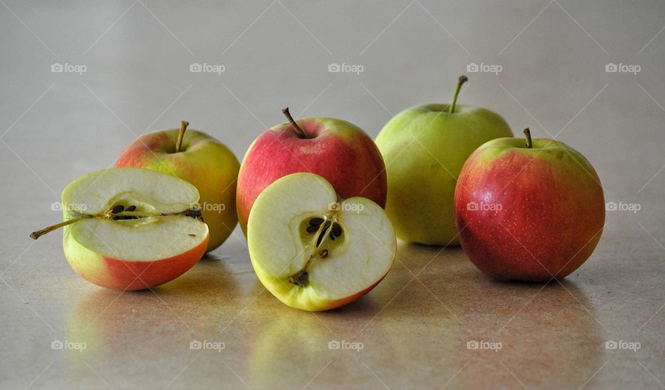 green and red apples