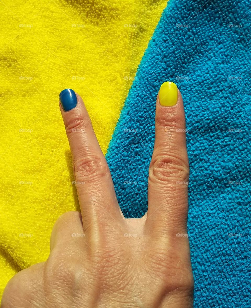 blue and yellow manicure