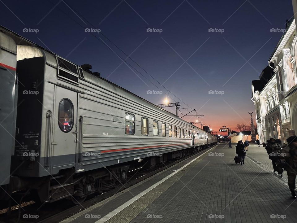 Поезд на станции 🚉