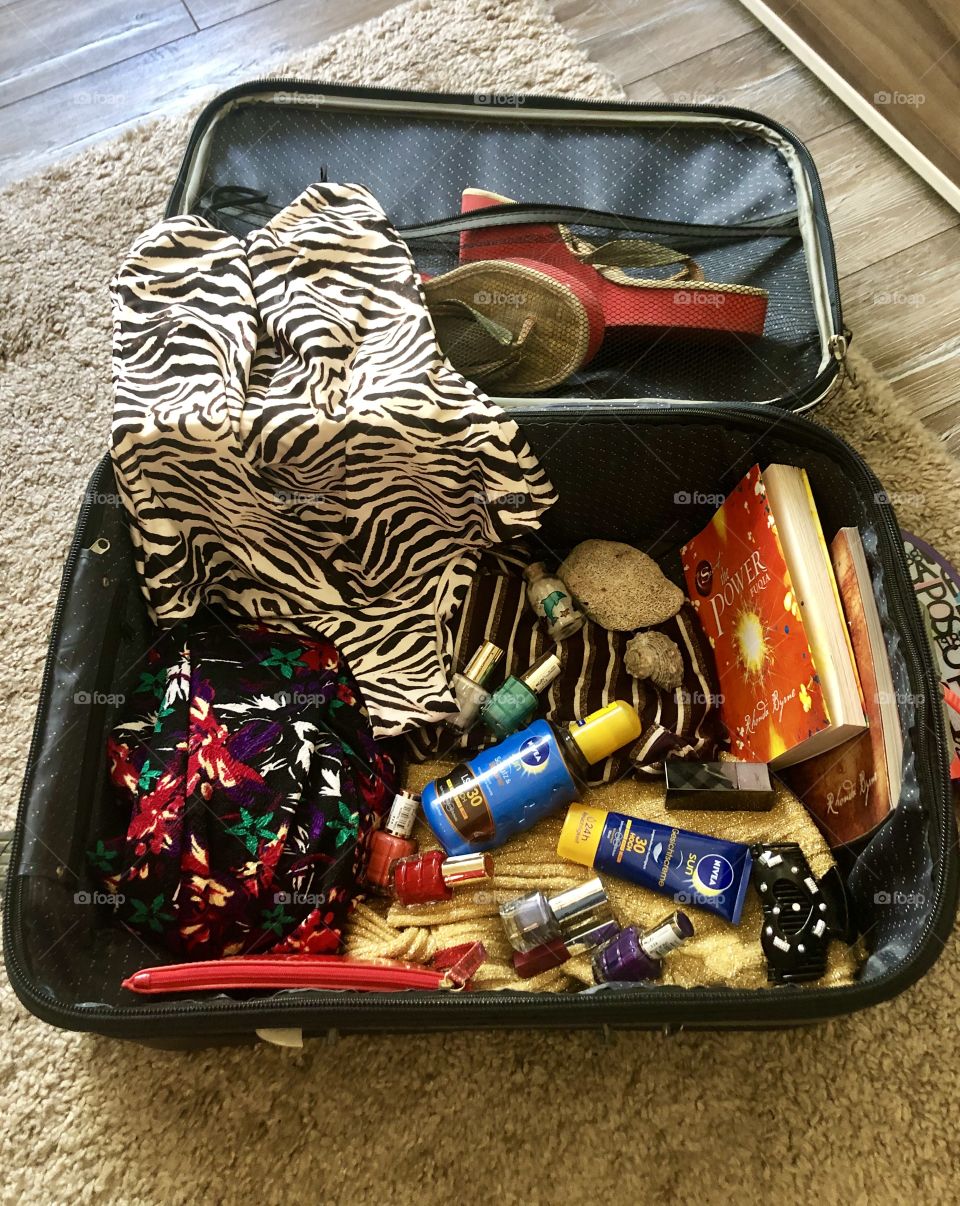 Sunny summer suitcase ! Colorful girly holidays ! Joyful even with animal prints !   