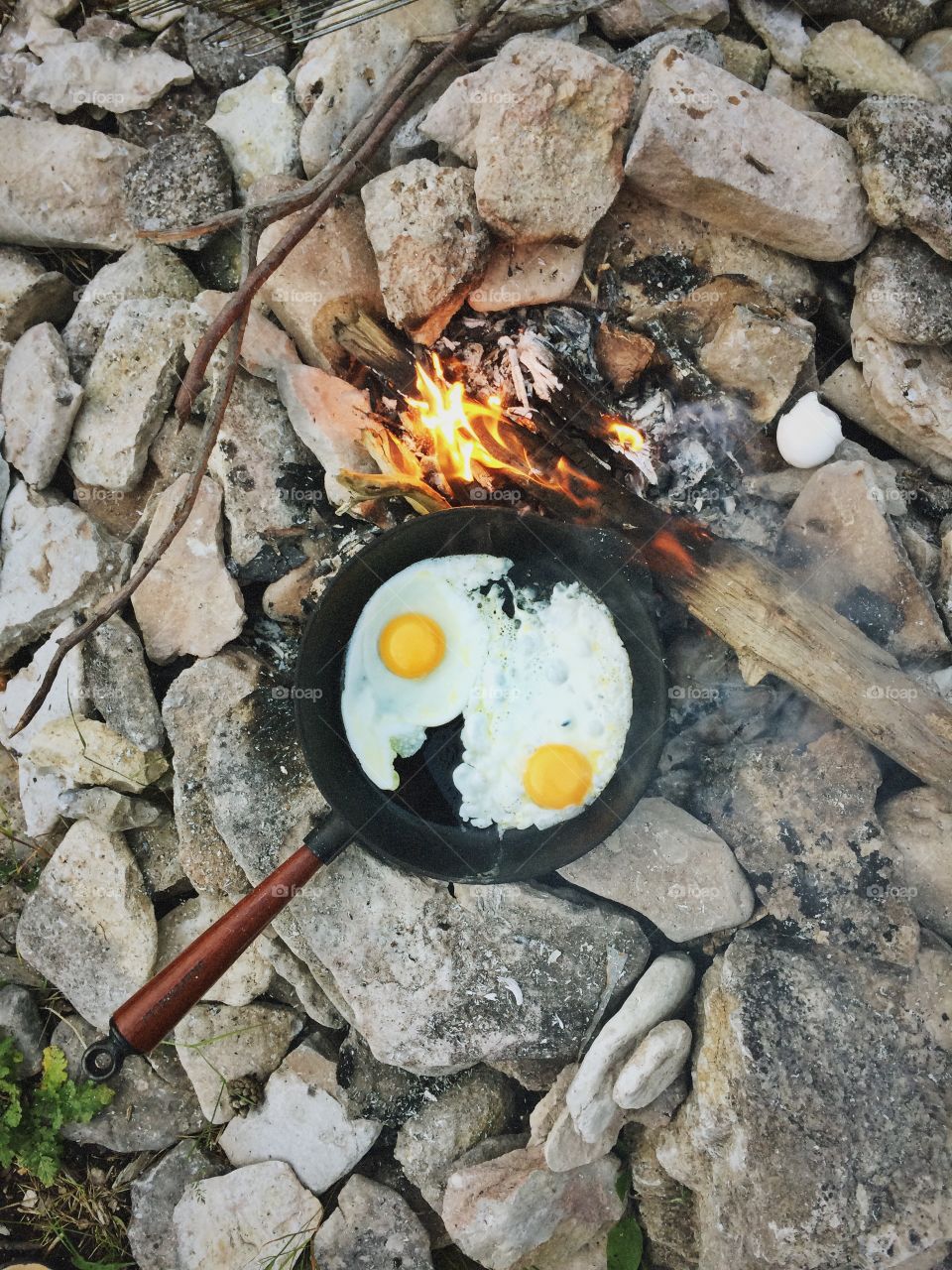 Camplife outdoor breakfast over open fire