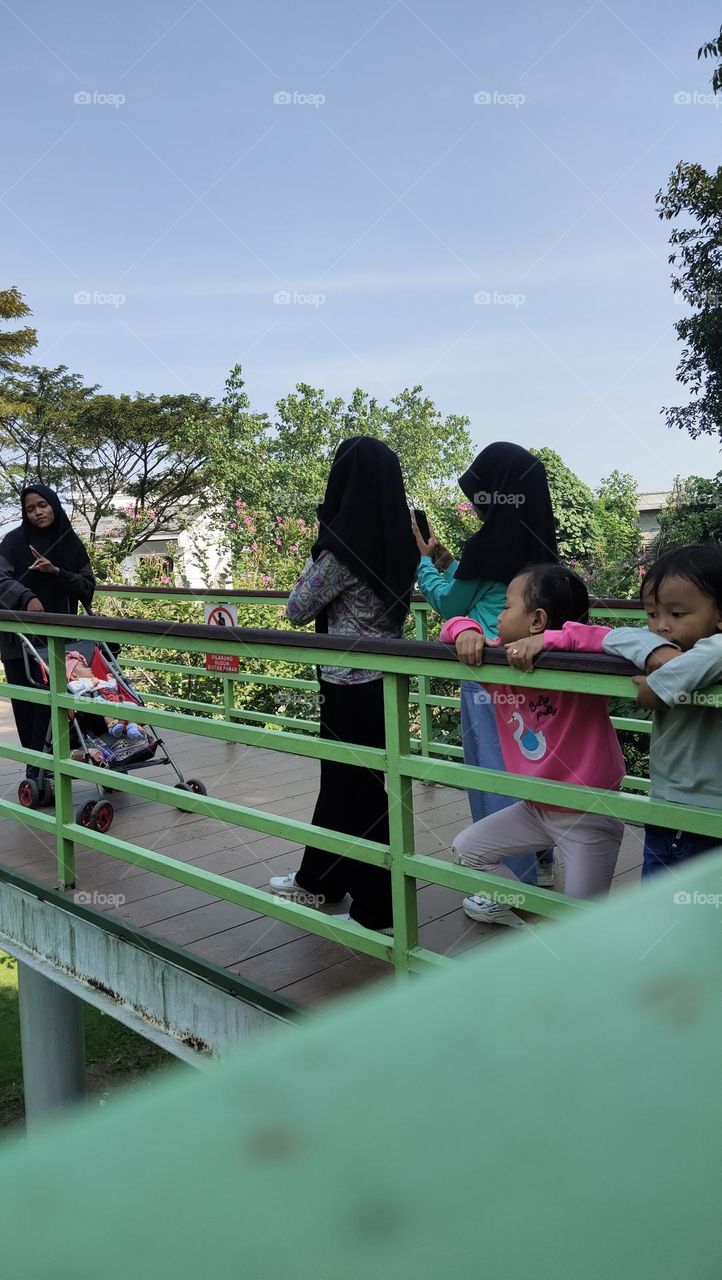 dua anak kecil melihat