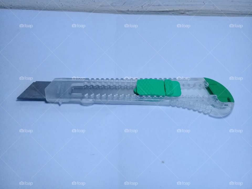 Cutting knife made of metal and plastic