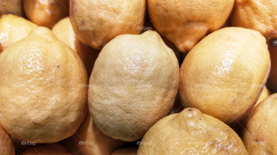 Photo of some lemon fruit at the market.