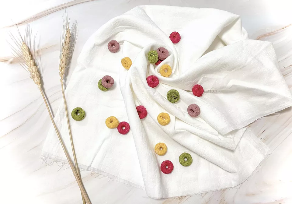 Homemade Pet Treats: Colorful Candies Made with Chicken and Vegetable Powder