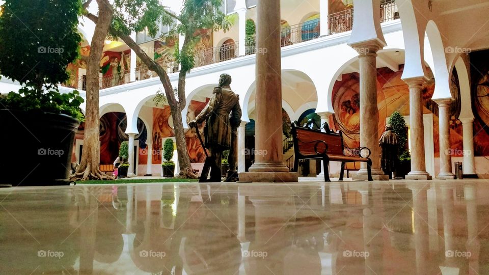 Pilares de mármol y murales con historia mexicana en el interior del Palacio de Gobierno del Estado de Sonora