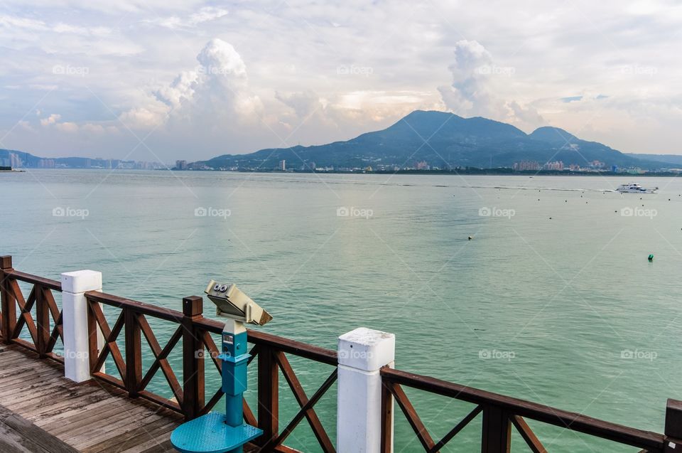 Tourists and locals often flock to Danshui (淡水) to enjoy seaside winded, and gaze across the pier at the mountains. 