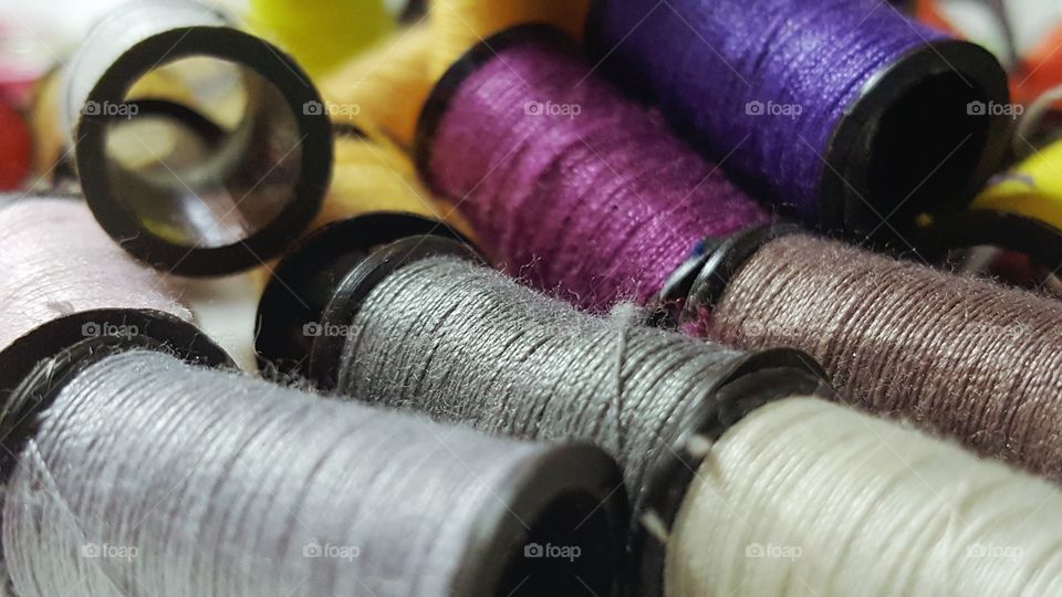 Multi-colored thread spool