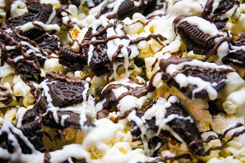 Cookie Monster Mission. Oreo popcorn with chocolate and vanilla drizzle. #foap #dessert #popcorn #oreos #blackandwhite #delicious 