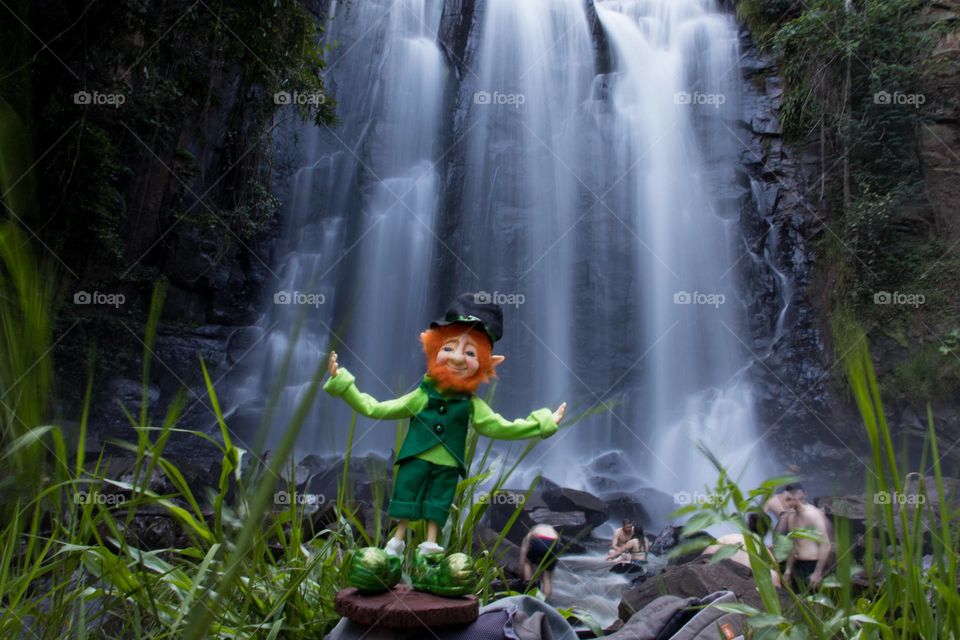 duende verde na cachoeira.
