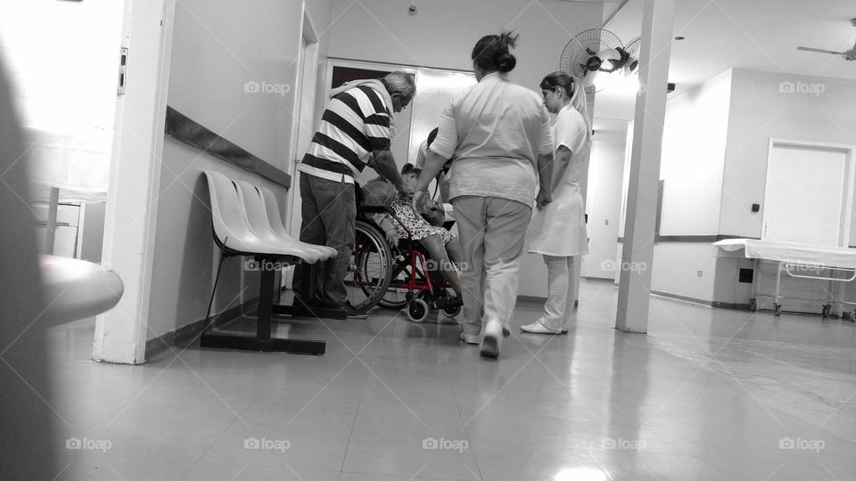 Doutor, enfermeiras e paciente em hospital.