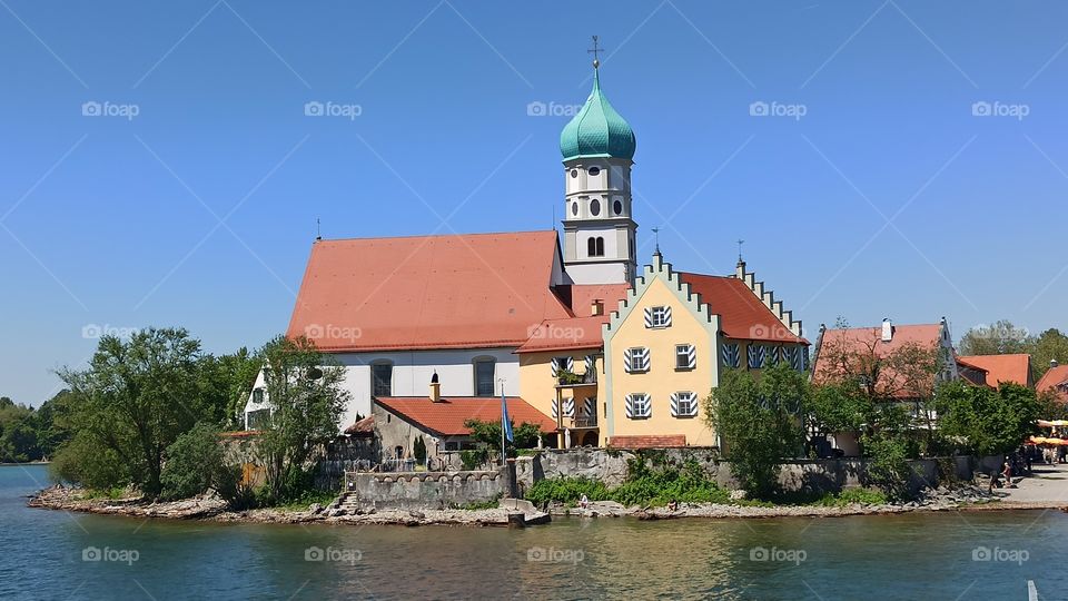Blick auf die Kirche von Wasserburg vom Bodensee aus