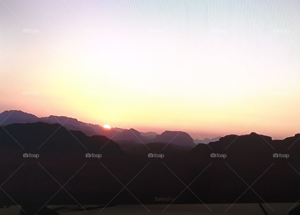 al sol en el horizonte