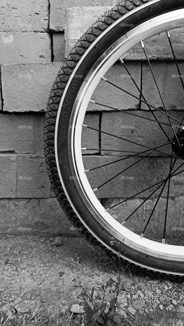 black and white photo, wheel, brick wall, stone wall, lines, angles, geometry, minimalism, circle, rectangle