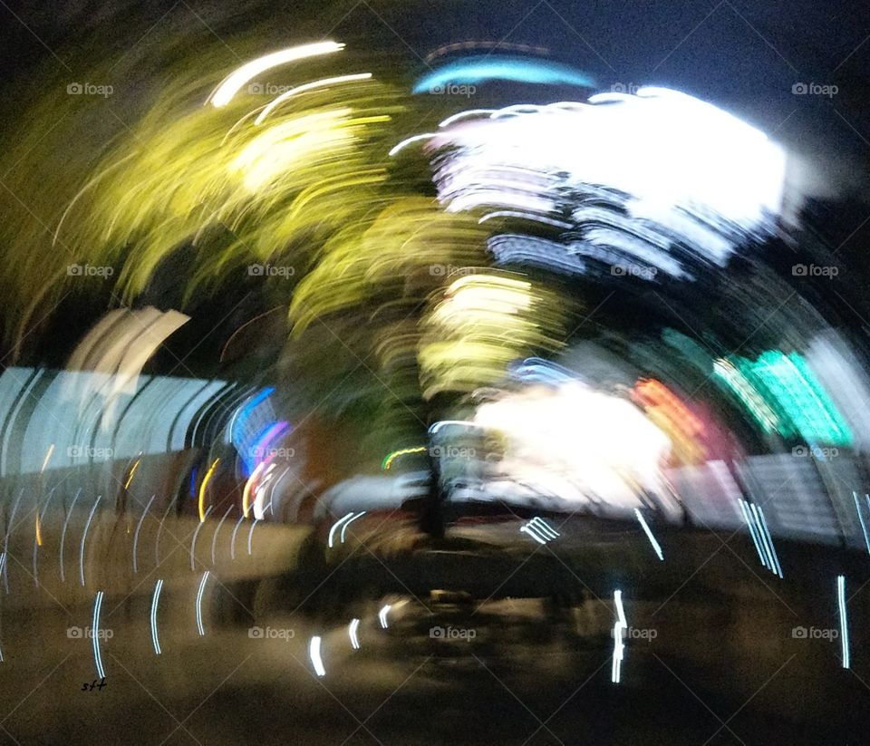 Light that rotates at night, it looks like an abstract painting.