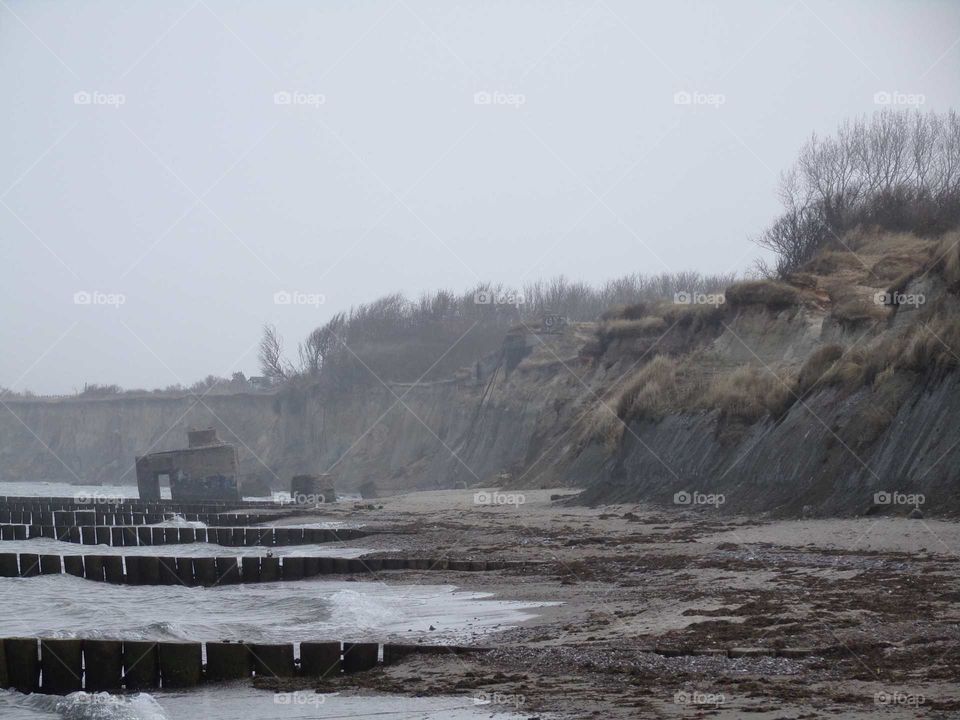 Steilküste in Mecklenburg Vorpommern im Vordergrund alte DDR Bunker