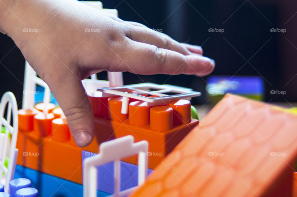 child playing in the constructor and cubes