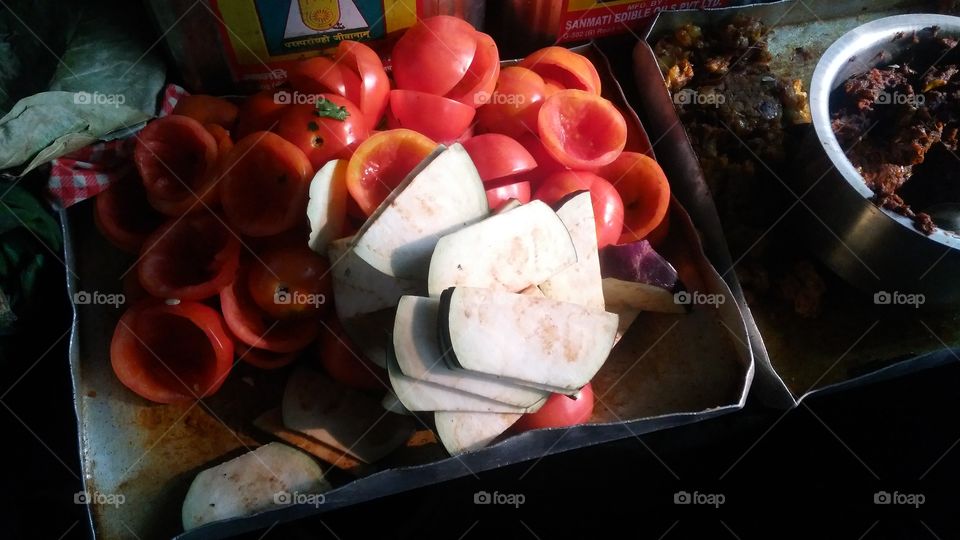 Tomatoes and brinjal salads that are very delicious in eating.